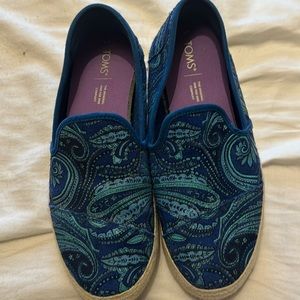 Tom’s loafers